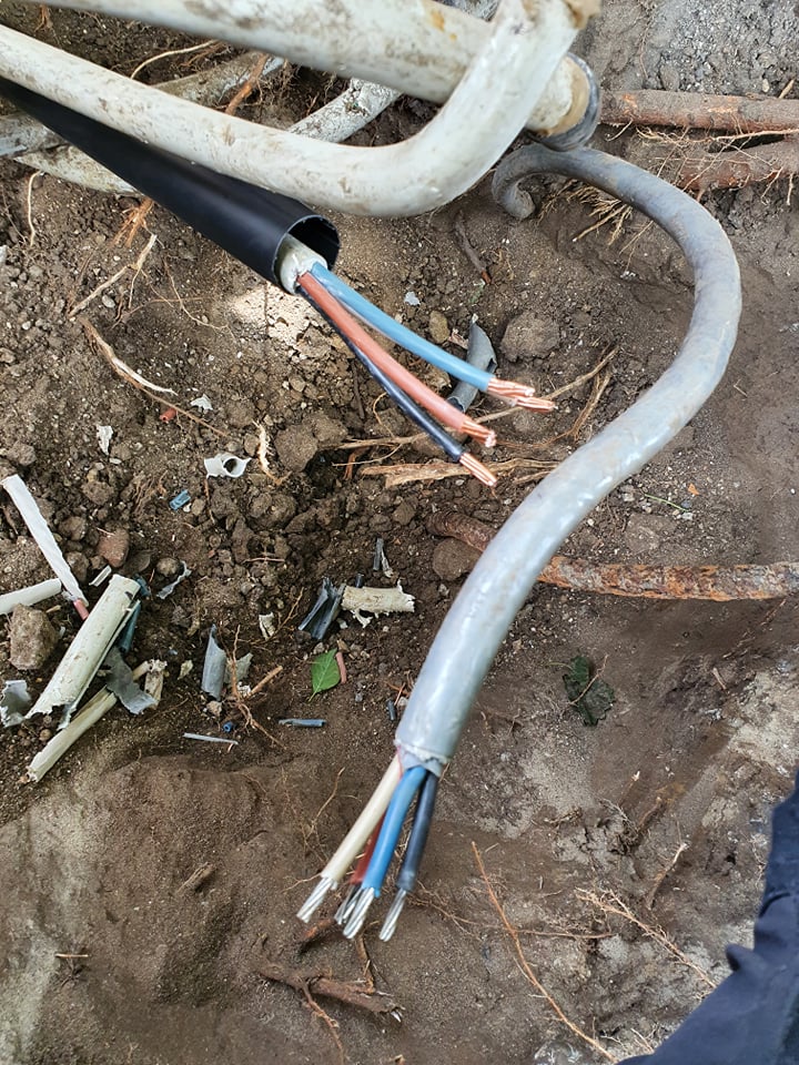 Hullet hvor kablet er gravet over udvides af en gravmand så at elinstallatøren kan komme til og reparere ledningen!