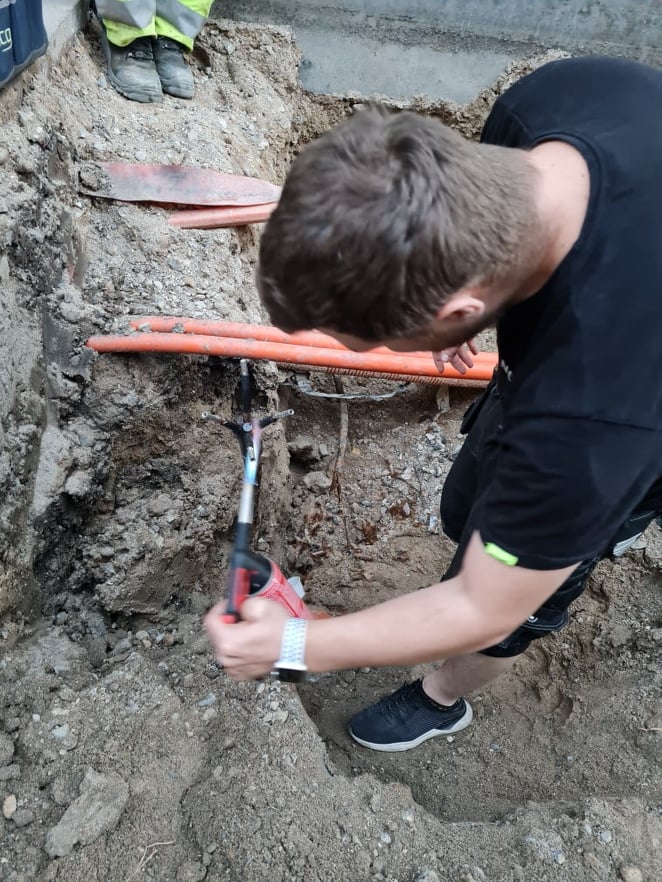 Strøemmen er gået Nordsjælland, på grund af at nabo gravet kabel over, derfor har kunden ingen strøm. Elektriker døgnvagt er på arbejde.